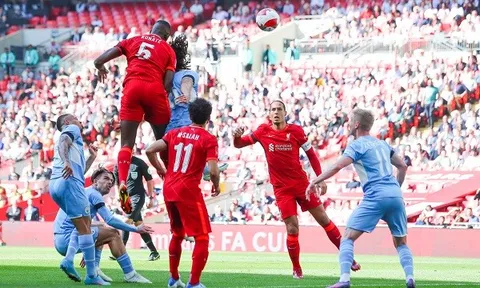 Huấn luyện viên Jurgen Klopp chưa dám nghĩ về cú ăn 4, Pep Guardiola bảo vệ học trò