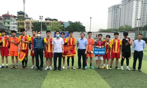  Trường THCS Thực Nghiệm vô địch giải Bóng đá mini nam khối THCS quận Ba Đình năm học 2021-2022