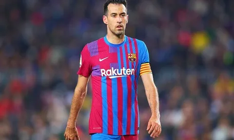 Đội trưởng Sergio Busquets vượt mặt Iniesta để chạm cột mốc ấn tượng với Barcelona