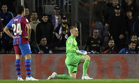 Huấn luyện viên Xavi xin lỗi người hâm mộ sau thất bại bạc nhược của Barcelona