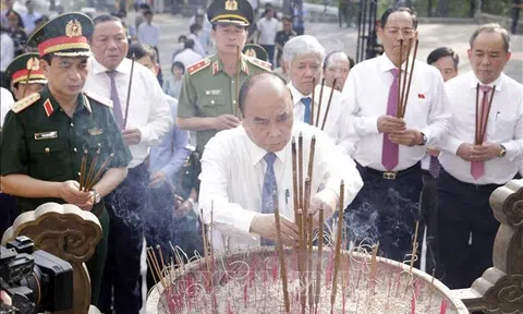 Chủ tịch nước viếng các Anh hùng Liệt sĩ tại nghĩa trang Trường Sơn, Đường 9