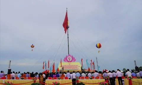 Chủ tịch nước Nguyễn Xuân Phúc dự Lễ thượng cờ 'Thống nhất non sông'