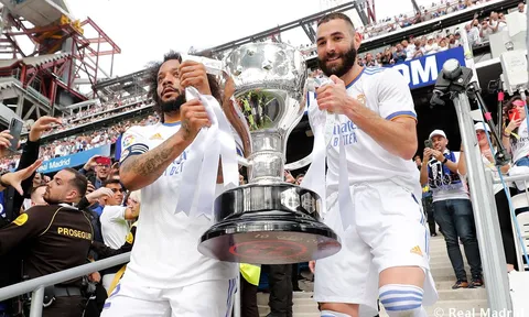 Huấn luyện viên Ancelotti và hậu vệ Marcelo thiết lập kỷ lục trong này Real Madird vô địch La Liga