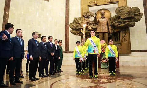 Kiếm thủ Vũ Thành An cùng 11 vận động viên tiêu biểu thực hiện nghi lễ xin lửa SEA Games 31