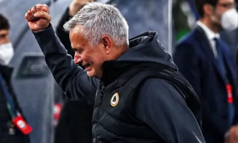 Huấn luyện viên Jose Mourinho bật khóc trong ngày đi vào lịch sử đấu trường châu Âu