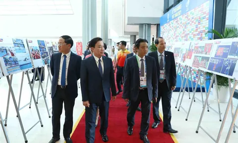 Khai mạc trưng bày ảnh 'Khát vọng chiến thắng'