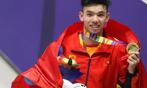 ''Kình ngư" Huy Hoàng bất ngờ được chọn cầm cờ tại Lễ khai mạc SEA Games 31