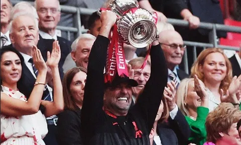 Huấn luyện viên Jurgen Klopp cân bằng thành tích của Sir Alex Ferguson