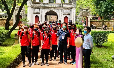 Đội tuyển cầu mây Thái Lan thích thú tham quan Hà Nội trên xe bus 2 tầng