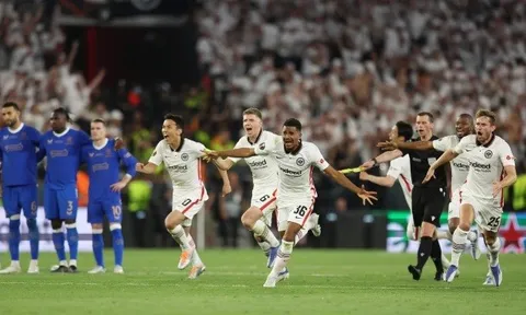 Frankfurt hạ Rangers ở loạt sút luân lưu để vô địch Europa League