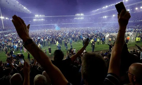 Everton ăn mừng như thể vô địch trong ngày trụ hạng thành công
