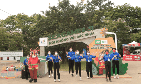 Hoạt động “Gom rác nhựa - Lựa huy chương xanh”