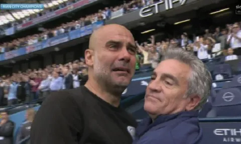 Huấn luyện viên Pep Guardiola khóc nức nở khi Man City ngược dòng bảo vệ thành công chức vô địch