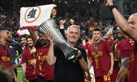 Huấn luyện viên Jose Mourinho bật khóc trong ngày đi vào lịch sử làng túc cầu thế giới