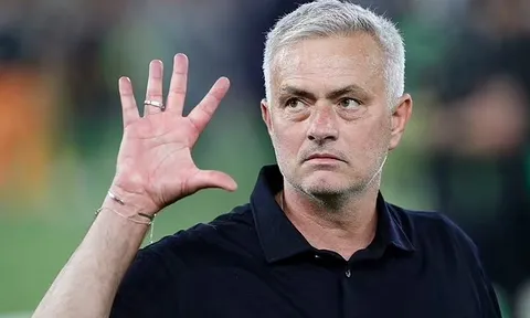HLV Jose Mourinho cam kết tương lai cùng AS Roma