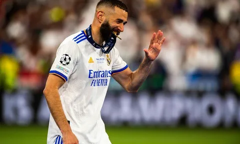 Messi: “Benzema xứng đáng với Quả bóng vàng”