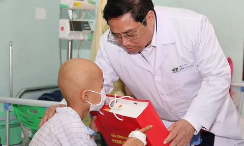 Thủ tướng Phạm Minh Chính thăm, tặng quà các bệnh nhi nhân ngày 1/6
