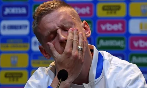 Zinchenko rơi lệ trong buổi họp báo