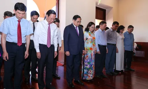 Thủ tướng dâng hương tưởng nhớ Chủ tịch Hồ Chí Minh, kỷ niệm 111 năm Ngày Người ra đi tìm đường cứu nước