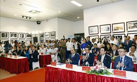 Chủ tịch nước dự Lễ trao giải Cuộc thi ảnh Nghệ thuật Quốc tế lần thứ 11