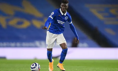 Yves Bissouma trên đường đến Tottenham kiểm tra y tế