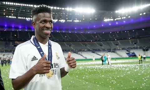 Sao trẻ Vinicius cam kết tương lai tại Real Madrid trước sự chèo kéo của "Gã nhà giàu" nước Pháp
