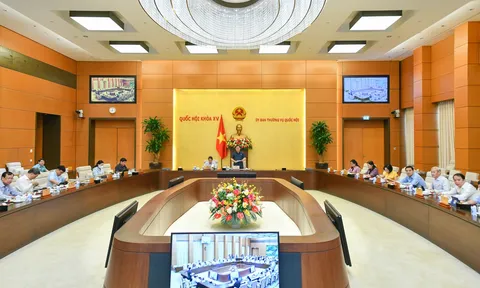 Ủy ban Thường vụ Quốc hội họp bất thường xem xét, quyết nghị giảm thuế bảo vệ môi trường xăng dầu