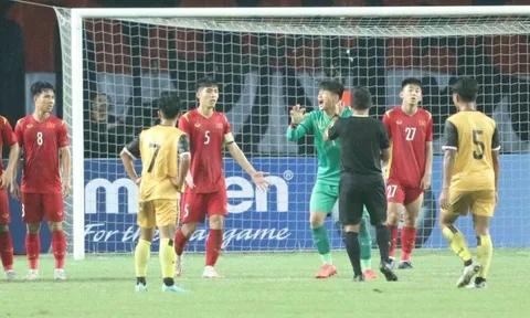 Tấm thẻ đỏ nghiệt ngã của thủ môn Hồ Tùng Hân
