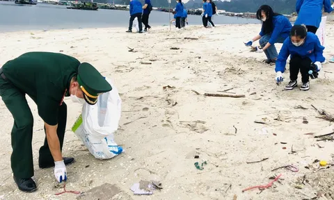 Quảng Ninh ra quân “Ngày Chủ nhật xanh dọn vệ sinh môi trường biển”