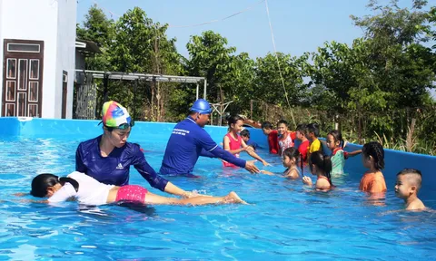 Thị xã Buôn Hồ khai giảng lớp dạy bơi miễn phí cho trẻ em có hoàn cảnh khó khăn