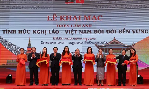 Triển lãm ảnh 'Tình hữu nghị Lào - Việt Nam đời đời bền vững' tại Hà Nội