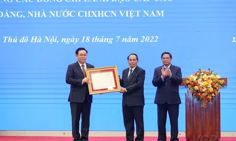 Lãnh đạo cấp cao Việt Nam nhận Huân chương cao quý của Nhà nước Lào