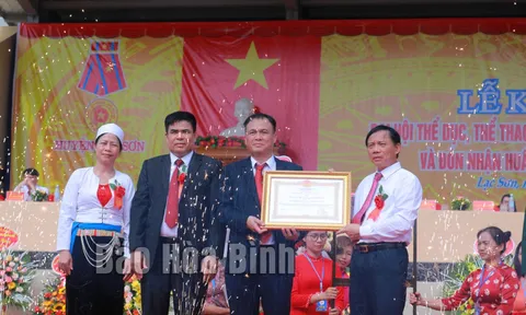 Huyện Lạc Sơn khai mạc Đại hội Thể dục thể thao lần thứ VII và đón nhận Huân chương Lao động hạng Ba
