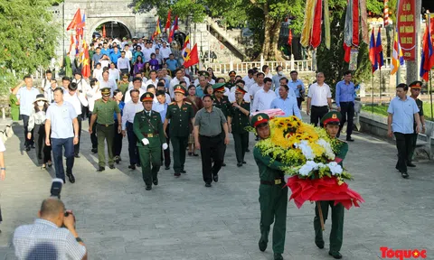 Thủ tướng dâng hương tưởng niệm Chủ tịch Hồ Chí Minh, tri ân anh hùng, liệt sĩ tại nghĩa trang liệt sĩ Quốc tế Việt - Lào