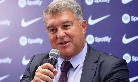 Chủ tịch Joan Laporta phủ nhận thỏa thuận với Man United về chữ ký của De Jong