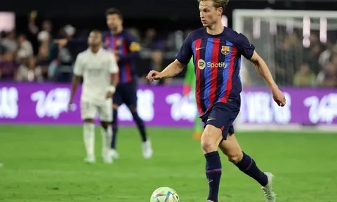 Gary Neville chỉ trích Barcelona vì trở mặt với Man United