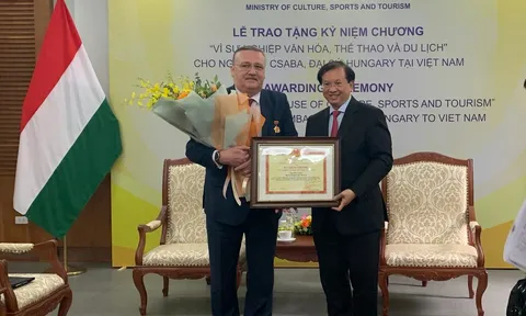 Trao Kỷ niệm chương "Vì sự nghiệp Văn hóa, Thể thao và Du lịch" cho Đại sứ Hungary tại Việt Nam