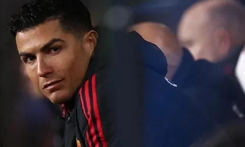 Cristiano Ronaldo theo dõi trận giao hữu kín của Man United
