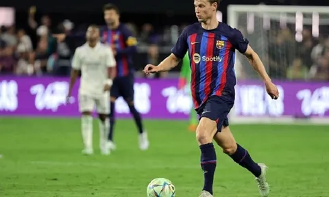 De Jong được cảnh báo sẽ bị gây khó dễ nếu tiếp tục ở lại Barcelona