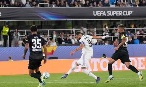 Tiền đạo Karim Benzema vượt thành tích ghi bàn của huyền thoại Raul