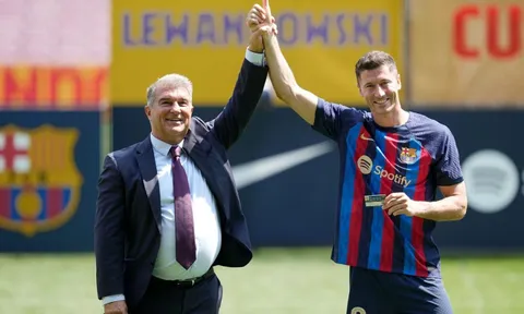"Barcelona đang đánh bạc với tương lai"