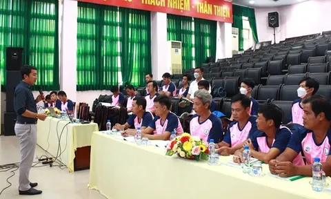 Đồng Tháp tổ chức hướng dẫn luật và phương pháp trọng tài bóng đá