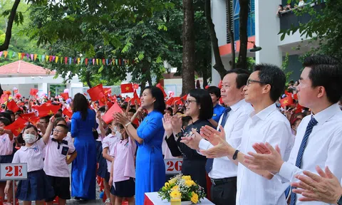 Phó Thủ tướng Vũ Đức Đam vui khai giảng với các cháu học sinh tiểu học