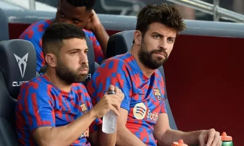 Barcelona cân nhắc cắt hợp đồng với trung vệ Gerard Pique