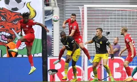 Dortmund thảm bại trong chuyến làm khách của Leipzig