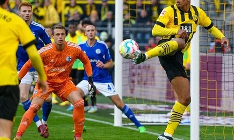 Giành trọn 3 điểm trên sân nhà, Dortmund lên đỉnh Bundesliga