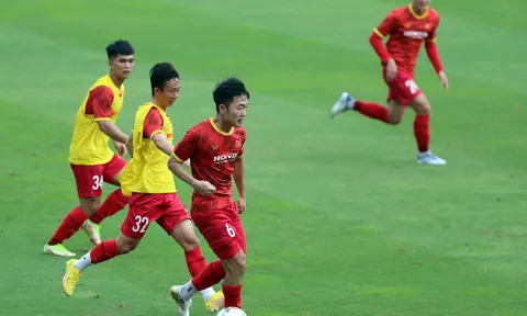 Đội tuyển Việt Nam: Ông Park vừa đá vừa lo COVID-19