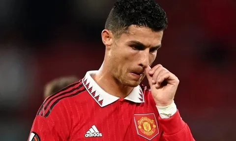 Mẹ fan nhí đề nghị Liên đoàn Bóng đá Anh phạt nặng C.Ronaldo