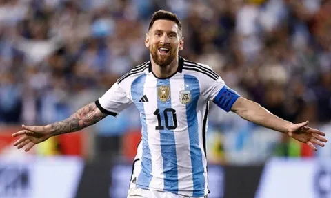 Lionel Messi lập cú đúp trong trận thắng đậm của Argentina