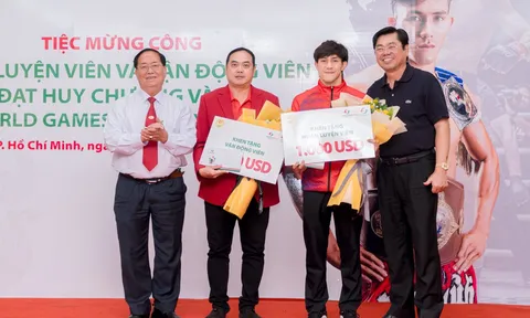 Thầy trò Nguyễn Trần Duy Nhất nhận thưởng sau tấm huy chương vàng World Games